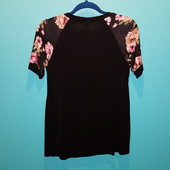 Floral accent top - Picture 2 of 3